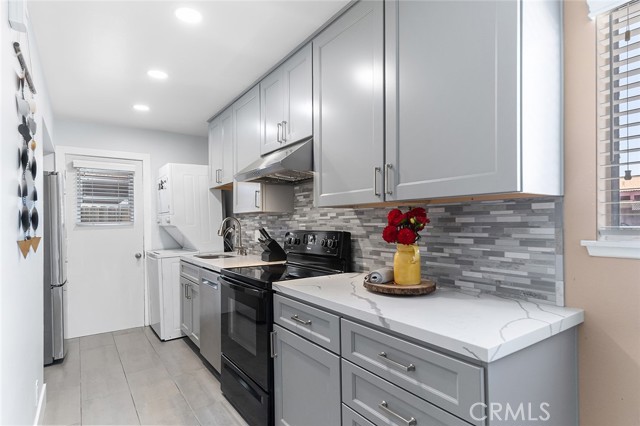 10230 Disney Circle, Huntington Beach CA: https://media.crmls.org/medias/eb095b48-7c50-4080-b3dd-1087169433cf.jpg