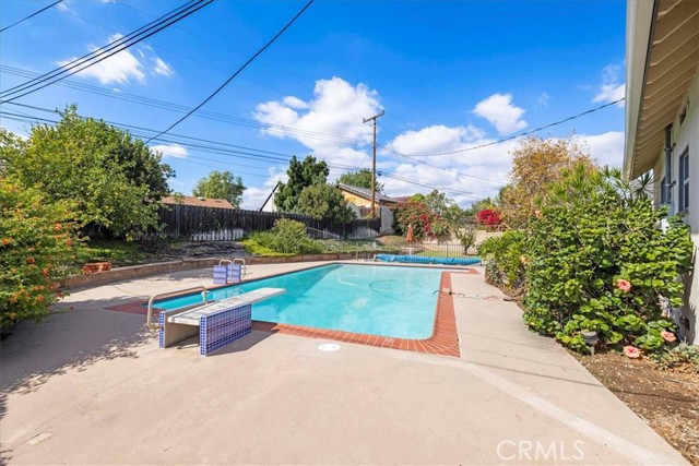 Image 18 of 27 For 737 Charter Drive