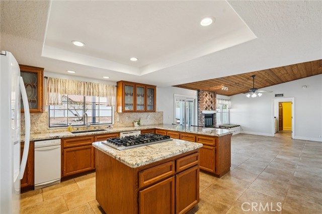 Detail Gallery Image 11 of 35 For 16055 Saint Timothy Rd, Apple Valley,  CA 92307 - 3 Beds | 3 Baths