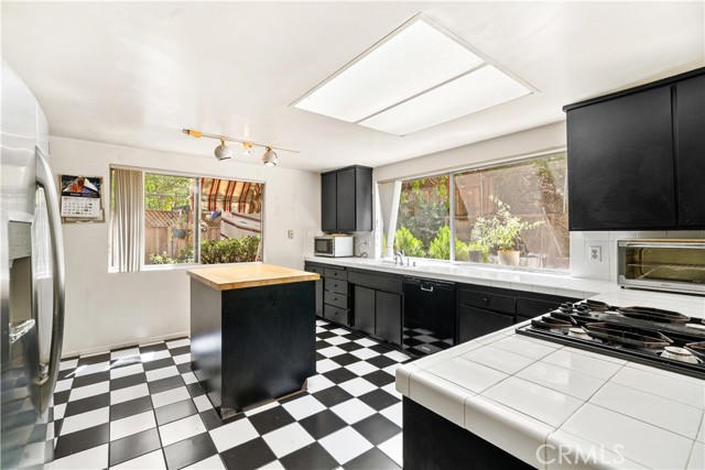 1438 Hillside Drive, Glendale CA: https://media.crmls.org/medias/eb0d2572-affd-4237-b718-e04dbbca98d4.jpg