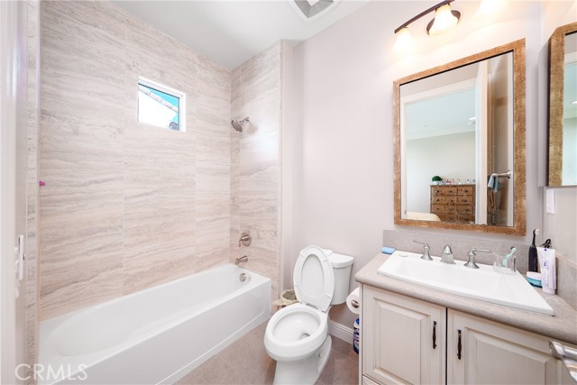 17 Calliope, Lake Forest CA: https://media.crmls.org/medias/eb0eb9c3-199d-4ed0-a272-abb72585f733.jpg
