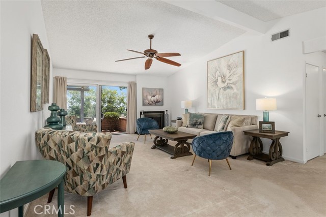 27992 Via Chocano, Mission Viejo CA: https://media.crmls.org/medias/eb19bcf7-3459-446c-b319-ab203edb41b1.jpg