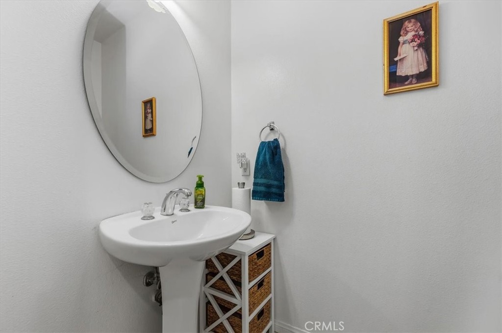 https://media.crmls.org/medias/eb1aa785-ef13-4b78-8f55-09388033c2fd.jpg?preset=X-Large