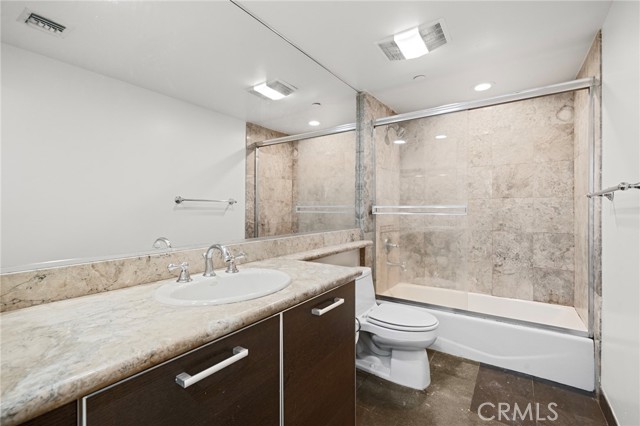 Detail Gallery Image 9 of 16 For 1319 N Detroit St #208,  West Hollywood,  CA 90069 - 3 Beds | 2/1 Baths