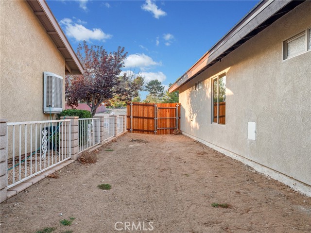 13835 Burning Tree Drive, Victorville CA: https://media.crmls.org/medias/eb1bde94-5754-4094-8b88-1a992a7029a3.jpg