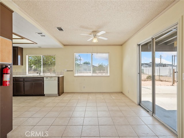 Detail Gallery Image 8 of 37 For 11070 Neola Rd, Apple Valley,  CA 92308 - 3 Beds | 2 Baths