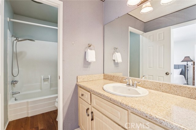 Detail Gallery Image 16 of 37 For 12390 Chandler Bld #J,  Valley Village,  CA 91607 - 3 Beds | 2/1 Baths