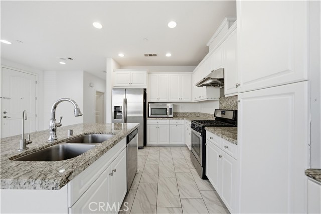 Detail Gallery Image 6 of 27 For 2830 E via Fiano, Ontario,  CA 91764 - 4 Beds | 2/1 Baths