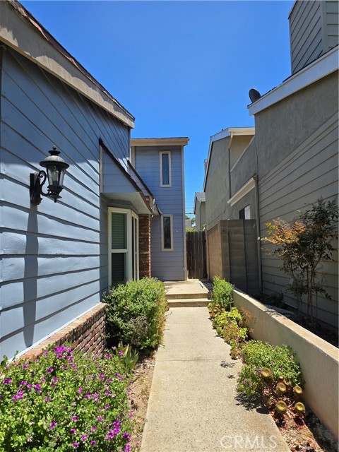 Detail Gallery Image 4 of 33 For 914 Huntington St, Huntington Beach,  CA 92648 - 3 Beds | 3 Baths