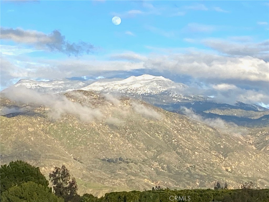https://media.crmls.org/medias/eb284b0e-d86b-4ee1-b039-7654de228d0d.jpg?preset=X-Large