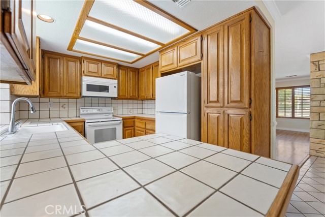 Detail Gallery Image 6 of 17 For 478 Fantasy St, Palmdale,  CA 93551 - 3 Beds | 2 Baths