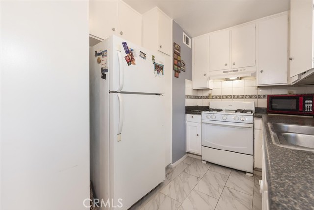 14551 Tupper Street, 27 photo 7