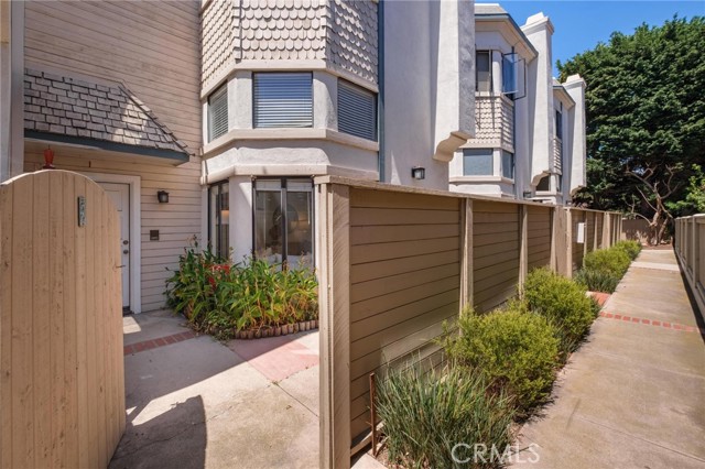 324 North Francisca Avenue, Redondo Beach, California 90277, 3 Bedrooms Bedrooms, ,2 BathroomsBathrooms,Residential,For Sale,North Francisca Avenue,OC26077465