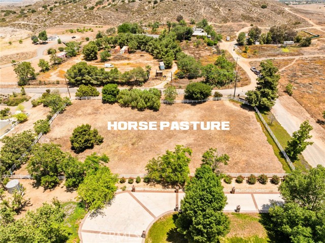 21605 Via Liago, Lake Mathews CA: https://media.crmls.org/medias/eb2c0842-5cfd-4959-a884-c3e28efcbcb1.jpg
