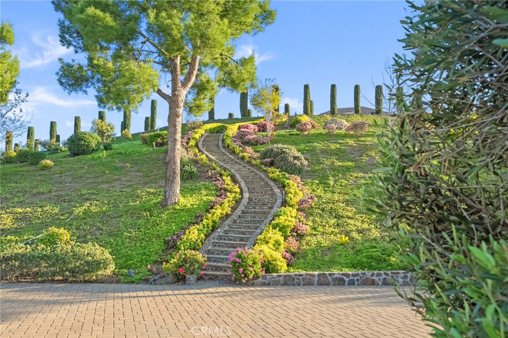 https://media.crmls.org/medias/eb2cf960-9754-464f-bdaa-c3452544214d.jpg?preset=X-Large