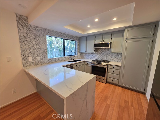 Detail Gallery Image 3 of 27 For 13963 Riverside, Sherman Oaks,  CA 91423 - 2 Beds | 2/1 Baths