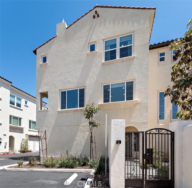 Detail Gallery Image 2 of 25 For 339 Ford Rd, Costa Mesa,  CA 92627 - 2 Beds | 2/1 Baths