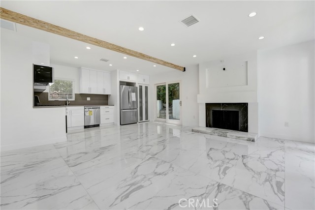 Detail Gallery Image 4 of 10 For 2170 Sunset Plaza Dr, Los Angeles,  CA 90069 - 3 Beds | 2 Baths