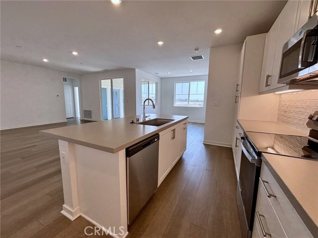 6136 Valentina Way, Eastvale CA: https://media.crmls.org/medias/eb3b60f5-1757-4a6e-a17c-5732197eff32.jpg