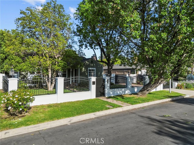 Detail Gallery Image 1 of 33 For 5752 Calhoun Ave, Sherman Oaks,  CA 91401 - 3 Beds | 2 Baths