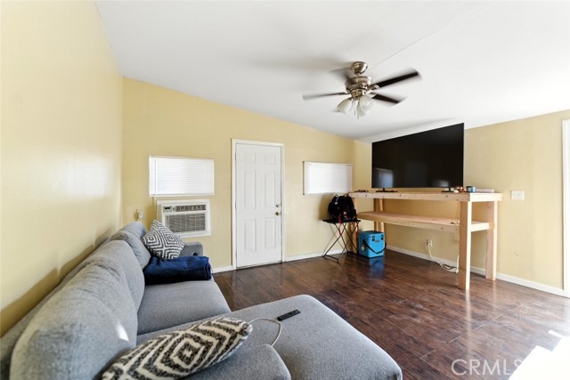 8876 Cypress Avenue, Riverside CA: https://media.crmls.org/medias/eb450377-d90b-4617-99bb-bc190185d952.jpg