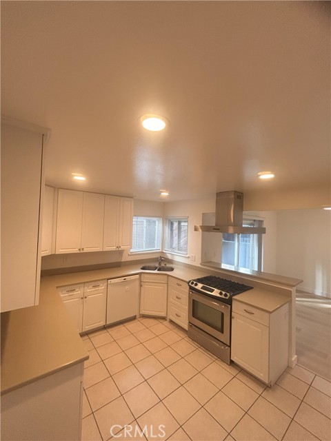 Detail Gallery Image 5 of 32 For 2641 Santa Ana Ave #D,  Costa Mesa,  CA 92627 - 3 Beds | 3/1 Baths