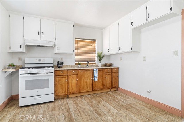 8305 Pioneer Drive, Bakersfield CA: https://media.crmls.org/medias/eb491835-dc2a-4f61-bc1d-2cd87089afc3.jpg