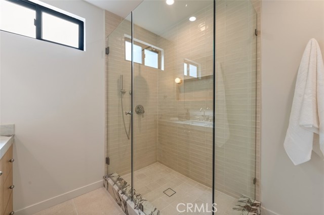 Detail Gallery Image 23 of 46 For 8960 Oak Park Ave, Northridge,  CA 91325 - 4 Beds | 3/1 Baths