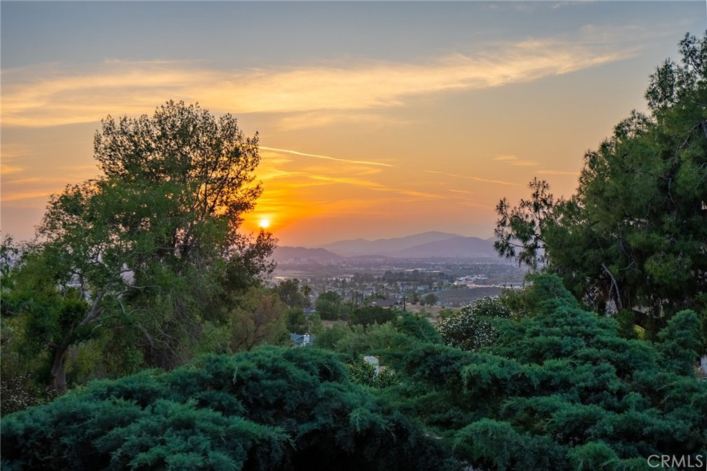 https://media.crmls.org/medias/eb50f051-c4e2-4529-87bd-eba52b210ebb.jpg?preset=X-Large