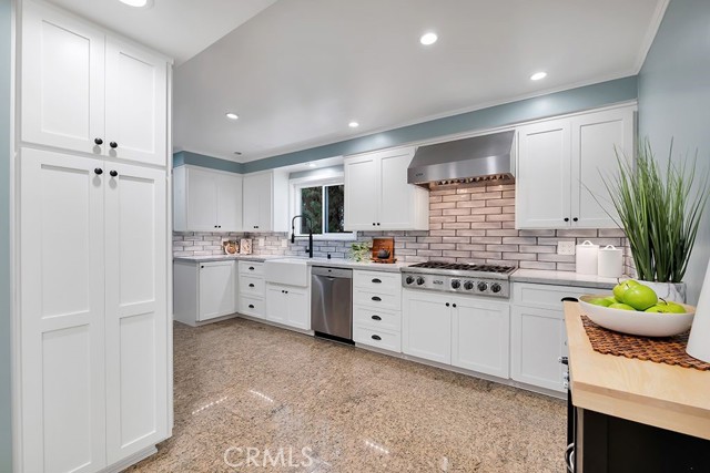 5858 Abernathy Drive, Los Angeles CA: https://media.crmls.org/medias/eb56d0e5-64a3-4477-82cd-c16a3c4b41f4.jpg