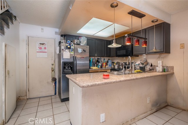 Detail Gallery Image 7 of 15 For 16590 Terrace Ln #B,  Fontana,  CA 92335 - 3 Beds | 2/1 Baths