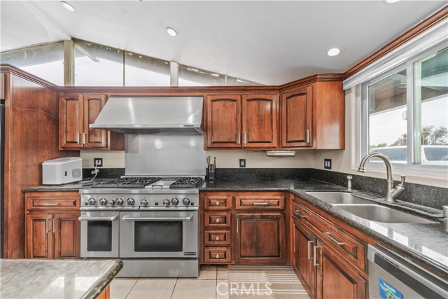 Detail Gallery Image 7 of 31 For 10930 Groveland, Whittier,  CA 90603 - 4 Beds | 2 Baths