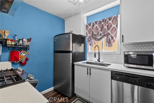 Detail Gallery Image 9 of 21 For 7045 Woodley Ave #110,  Van Nuys,  CA 91406 - 2 Beds | 2 Baths