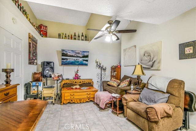 37913 53rd E Street, Palmdale CA: https://media.crmls.org/medias/eb5f4e8f-7bef-43e9-826e-fe138238fd44.jpg