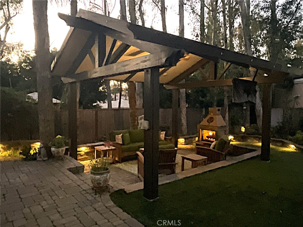 https://media.crmls.org/medias/eb5fcf83-a0ff-447c-a0ad-bbfcf3174677.jpg?preset=X-Large