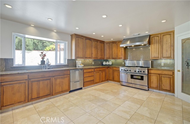 Detail Gallery Image 9 of 42 For 5821 Blueberry St, Yorba Linda,  CA 92886 - 8 Beds | 5/1 Baths