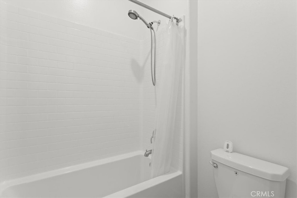 https://media.crmls.org/medias/eb606b07-6a92-42c1-96c8-bcaf8cd665ba.jpg?preset=X-Large