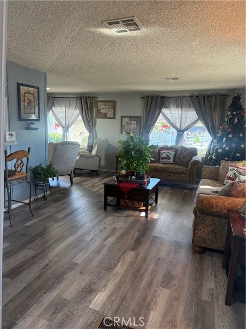 Detail Gallery Image 3 of 32 For 13393 Mariposa Rd, #97, Victorville,  CA 92395 - 3 Beds | 2 Baths