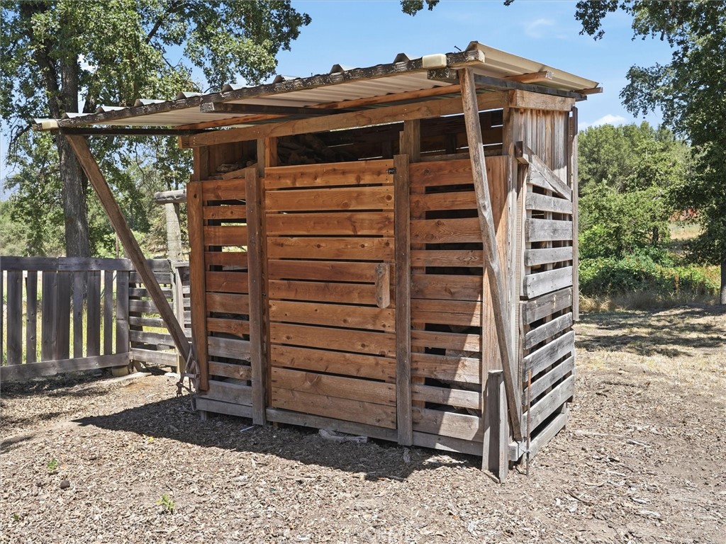https://media.crmls.org/medias/eb66fd20-439c-466f-be9f-612c6f068b57.jpg?preset=X-Large