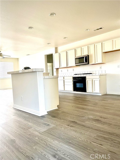 13148 Newport Street, Hesperia CA: https://media.crmls.org/medias/eb6e37e6-4132-4845-802d-c6db8e2e7212.jpg