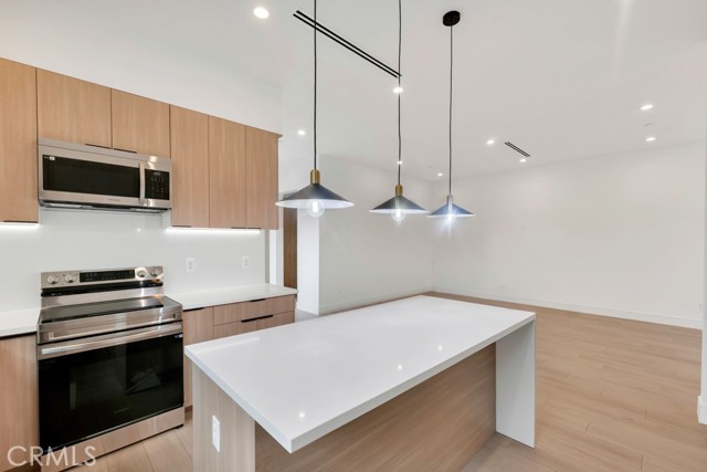 Detail Gallery Image 9 of 30 For 16510 San Fernando Mission Blvd, Granada Hills,  CA 91344 - 4 Beds | 4 Baths