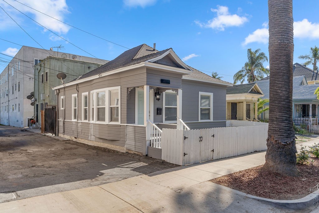 226 6th Street, Long Beach, California 90802, 2 Bedrooms Bedrooms, ,1 BathroomBathrooms,Single Family Residence,For Sale,6th,PW24083403