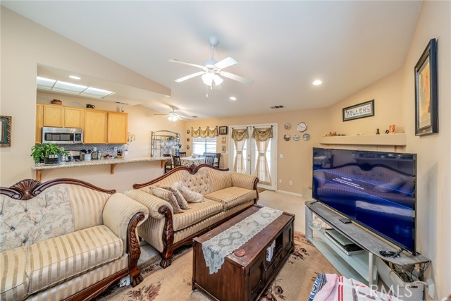 Detail Gallery Image 13 of 46 For 15982 Holly Brook Ln, Victorville,  CA 92395 - 4 Beds | 3 Baths