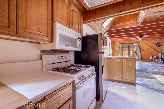 Detail Gallery Image 11 of 33 For 817 E Mountain View Bld, Big Bear City,  CA 92314 - 3 Beds | 2 Baths