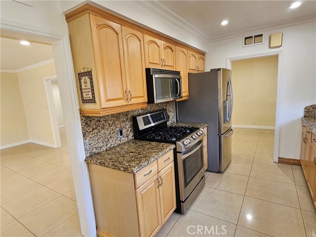 Detail Gallery Image 9 of 25 For 13824 Valerio, Van Nuys,  CA 91405 - 3 Beds | 3 Baths