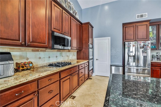 21551 Via Liago, Perris CA: https://media.crmls.org/medias/eb8082cc-c0f0-480b-ad77-c97bba3e55b8.jpg