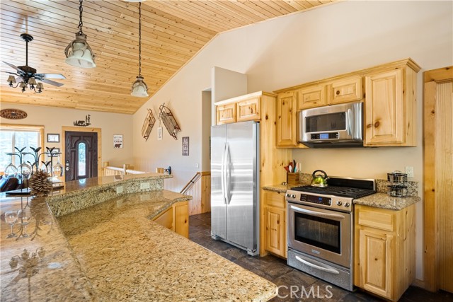 Detail Gallery Image 13 of 46 For 43628 Yosemite Dr, Big Bear Lake,  CA 92315 - 4 Beds | 3 Baths