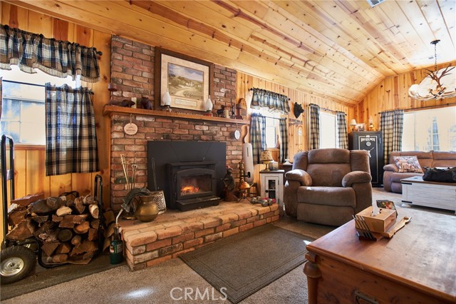 Detail Gallery Image 6 of 26 For 40204 Valley of the Falls, Forest Falls,  CA 92339 - 3 Beds | 2 Baths