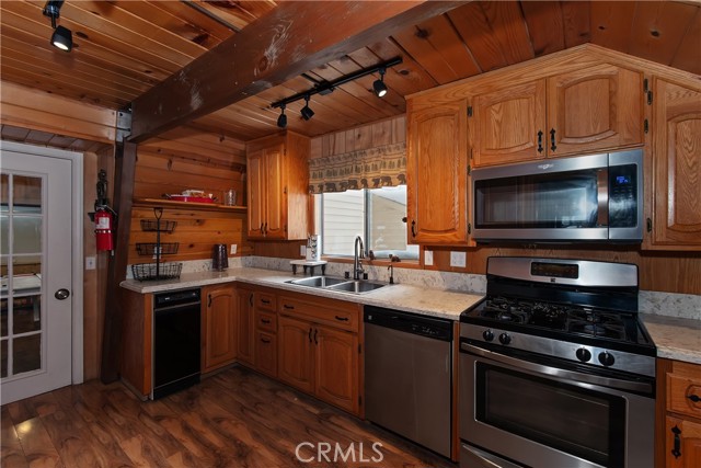 Detail Gallery Image 17 of 50 For 764 Crestwood, Big Bear Lake,  CA 92315 - 2 Beds | 2 Baths