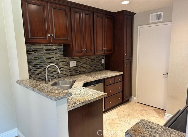 Detail Gallery Image 5 of 8 For 214 Villa Point Dr, Newport Beach,  CA 92660 - 1 Beds | 1 Baths